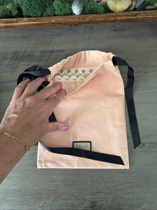 Gucci Other - Gucci Peach and Black Dusty-Gift bag with floral interior